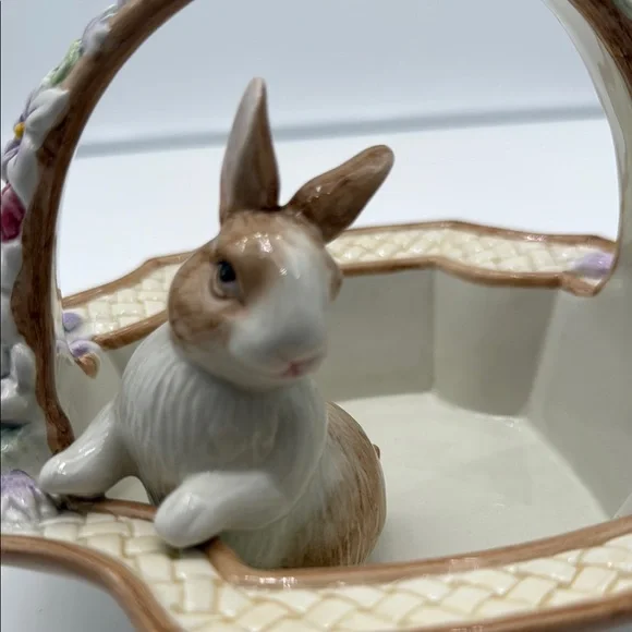 FITZ AND FLOYD ESSENTIALS BOTANICAL BUNNY BASKET WITH HANDLE - Picture 6 of 16